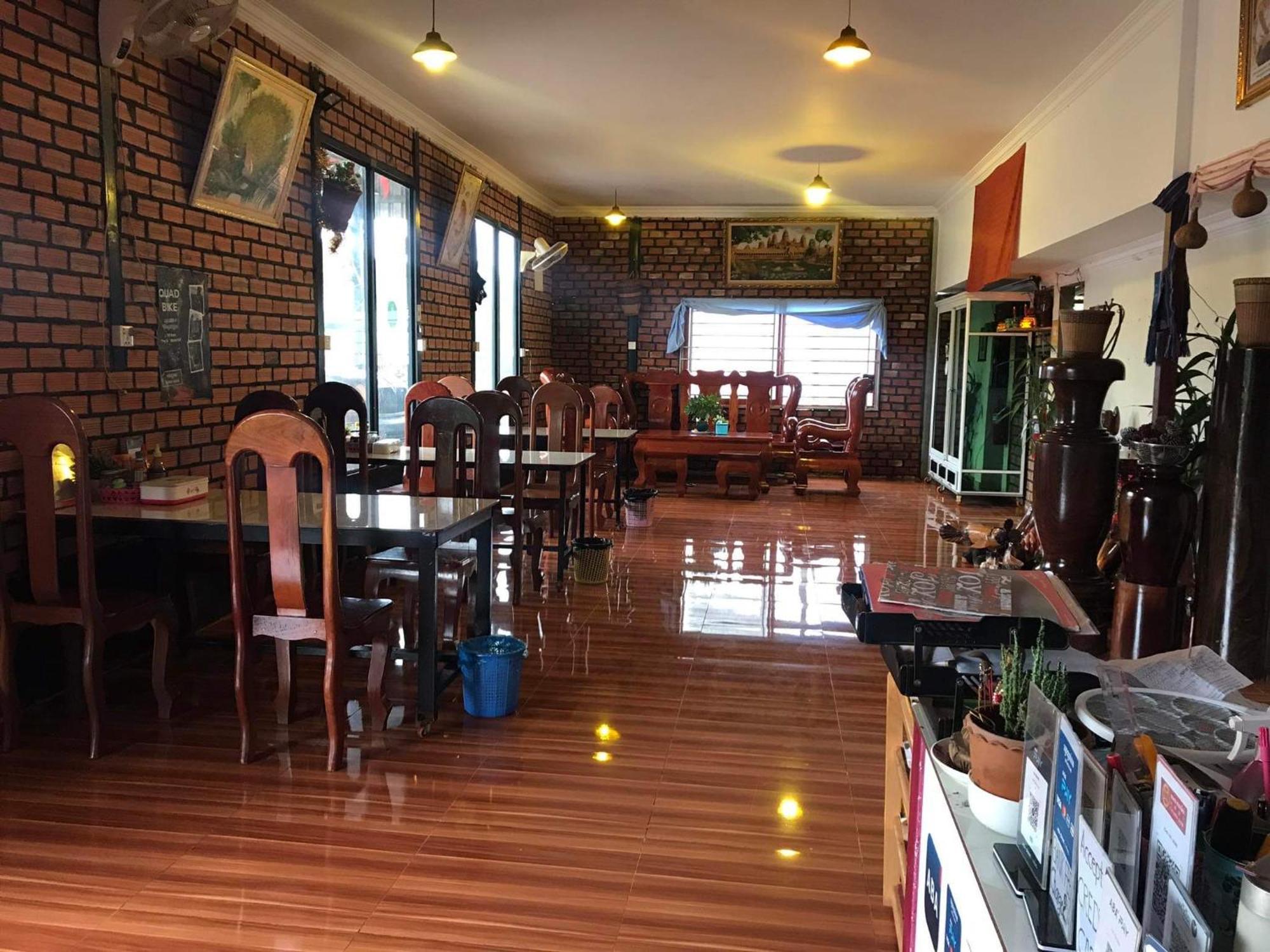 Manel Guesthouse And Restaurant Сенмонором Экстерьер фото