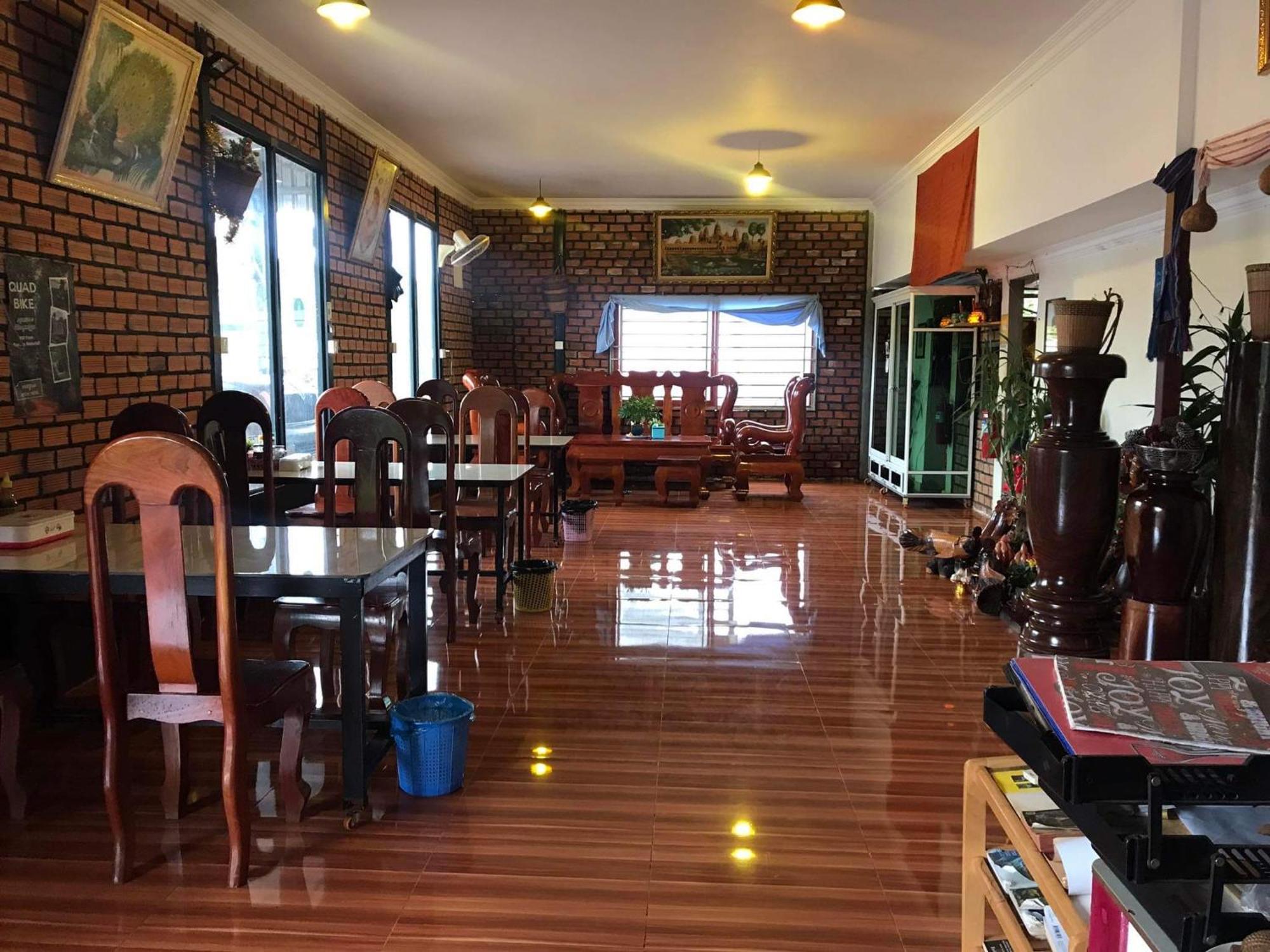 Manel Guesthouse And Restaurant Сенмонором Экстерьер фото