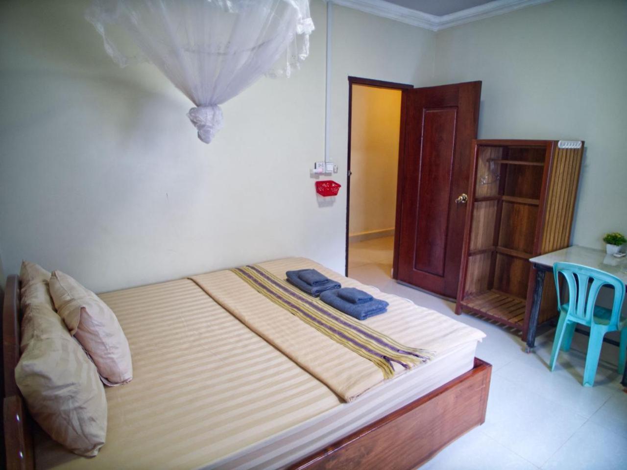 Manel Guesthouse And Restaurant Сенмонором Экстерьер фото