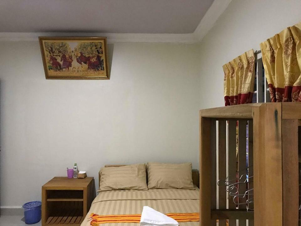 Manel Guesthouse And Restaurant Сенмонором Экстерьер фото