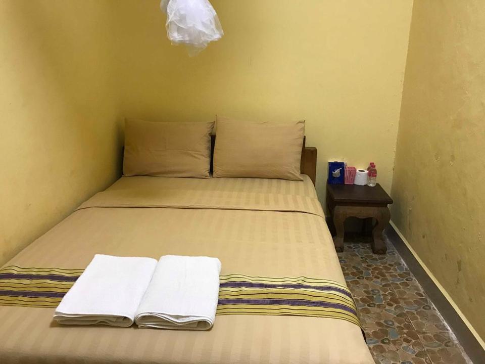 Manel Guesthouse And Restaurant Сенмонором Экстерьер фото