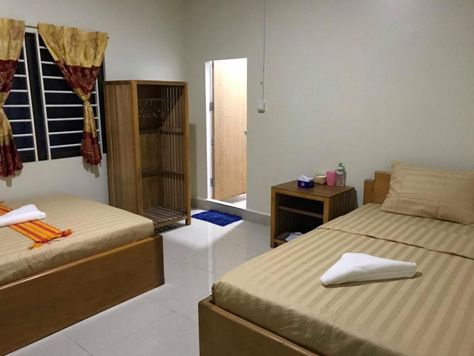 Manel Guesthouse And Restaurant Сенмонором Экстерьер фото
